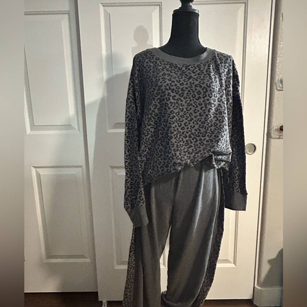 Splendid Leopard Print Charcoal lounge set